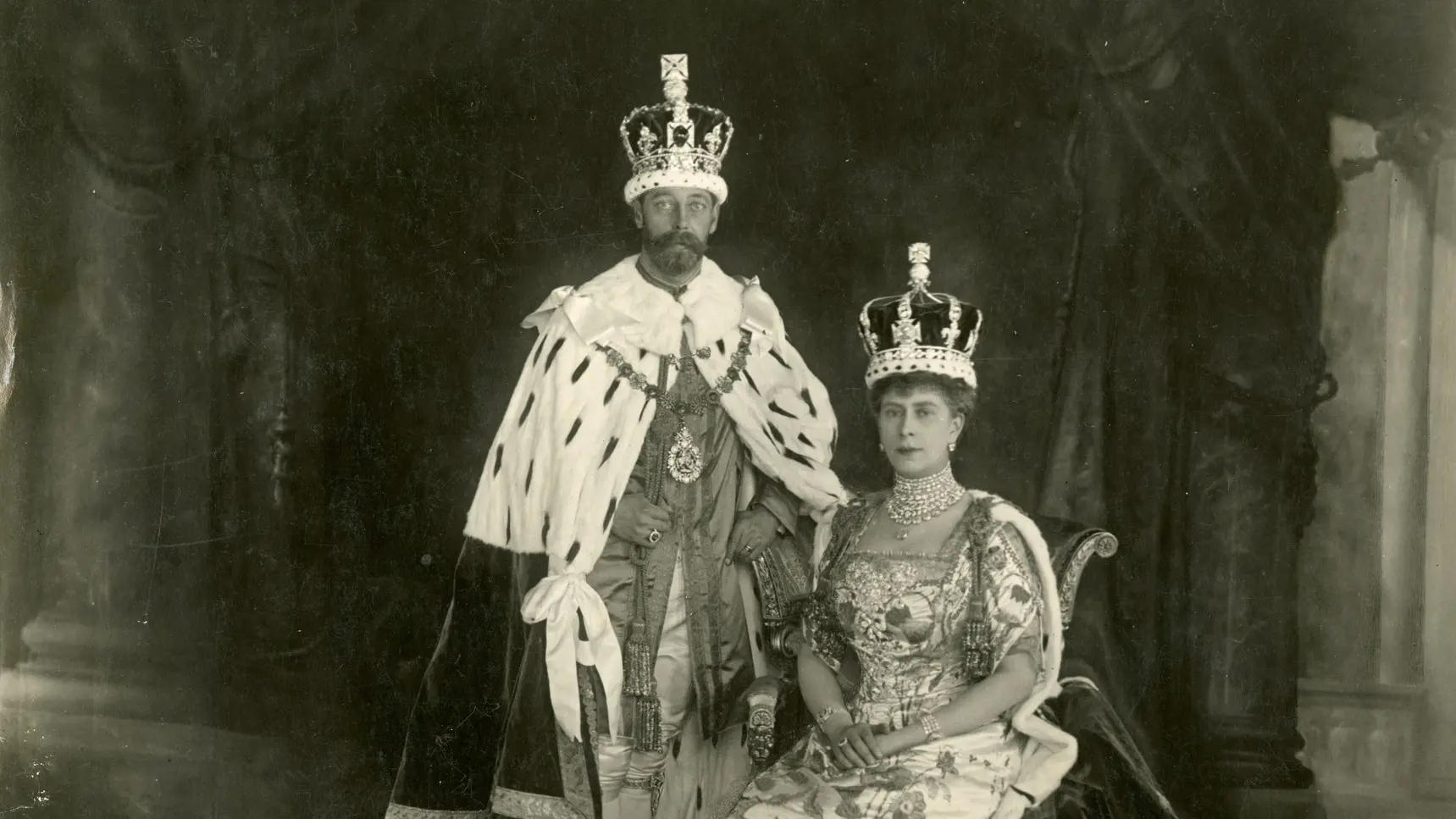 Корону королевы Марии сняли с выставки в лондонском Тауэре из-за Карла III