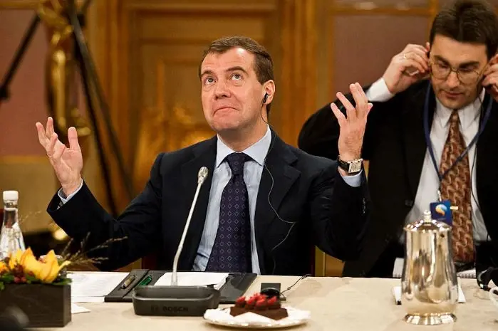 Медведев объяснил "дурацкое" решение ЕС по потолку цен на газ бессилием