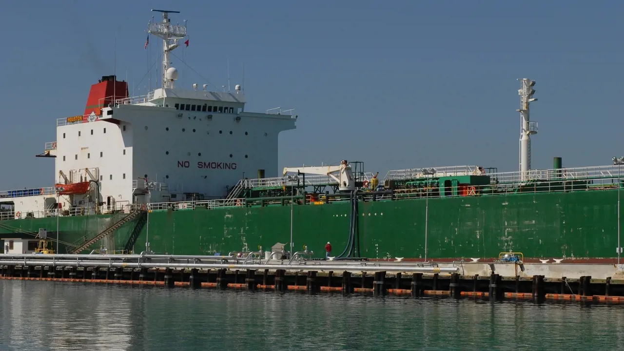 «Таинственный флот» танкеров помогает в перевозке российской нефти