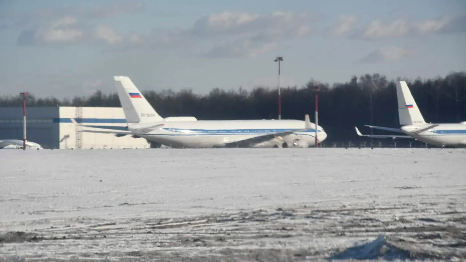 Аэропорты Москвы из-за снегопада задержали более 40 рейсов