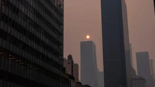 Жители Нью-Йорка переживают густой канадский смог 