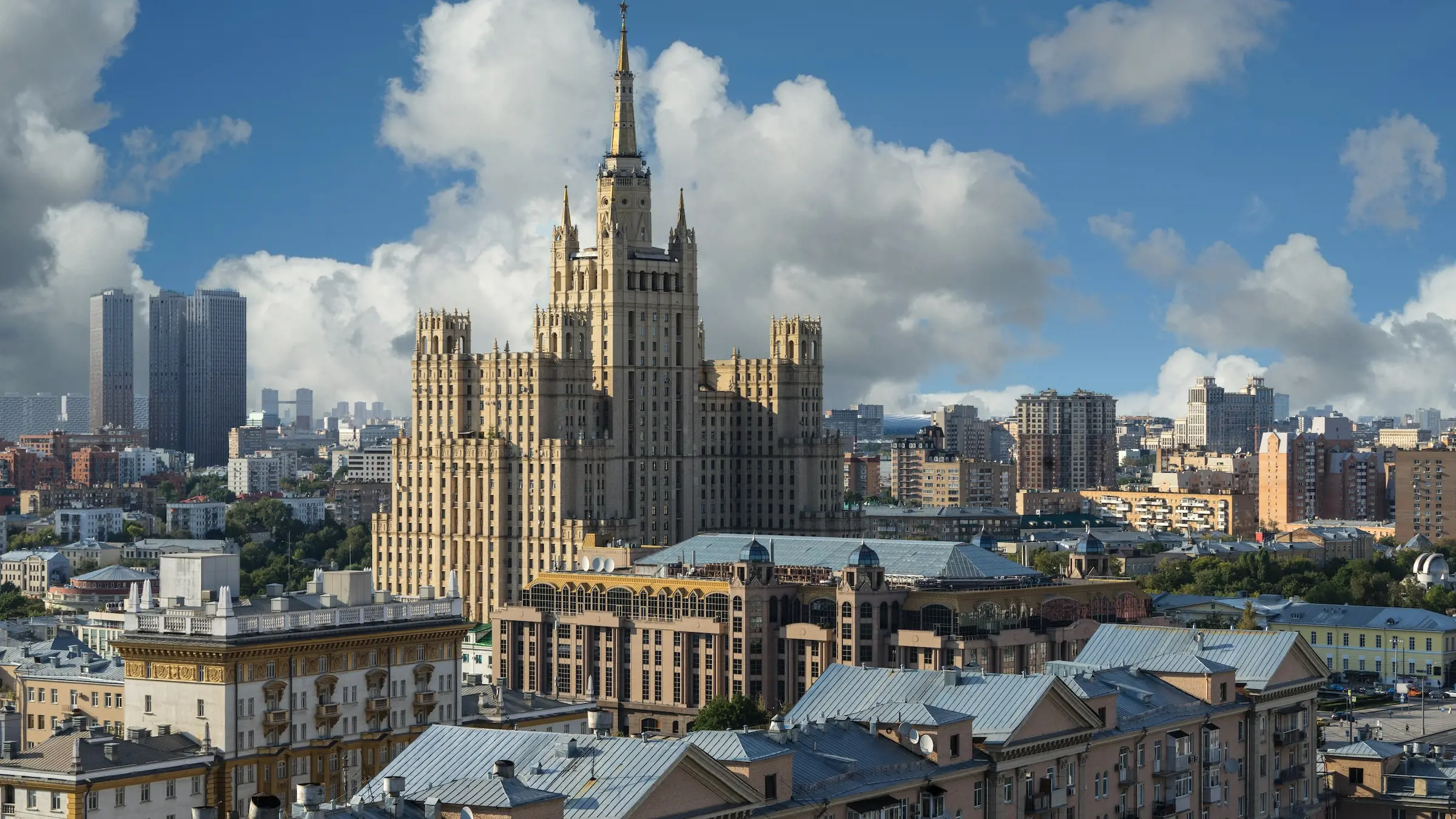 Москва резко поднялась в рейтинге самых дорогих городов для жизни